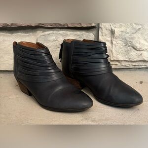CLARKS SPYE CELESTE BLACK LEATHER BOOTIES, SZ 8.5
